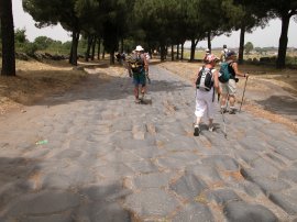 camminando sul basolato
della Via Appia Antica
(15457 bytes)
